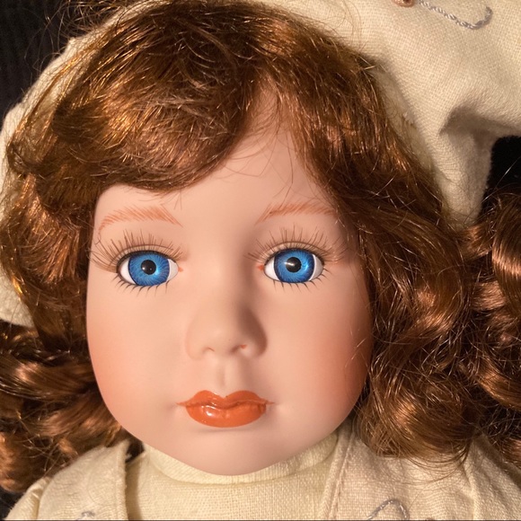 Vintage Brass Key Collectible Porcelain Doll (Reg.No PA2346) with Stand - Picture 3 of 16